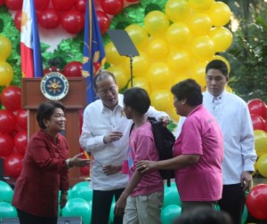 President Benigno Aquino III and DSWD Secretary Dinky Soliman exchange light banter with one of the streetkids during the gift giving. President Benigno Aquino III and DSWD Secretary Dinky Soliman exchange light banter with one of the streetkids during the gift giving.