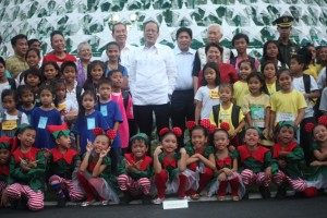 Street children give their best smiles as they pose in a privileged shot with President Aquino, cabinet secretaries and Manila Mayor Alfredo Lim Street children give their best smiles as they pose in a privileged shot with President Aquino, cabinet secretaries and Manila Mayor Alfredo Lim