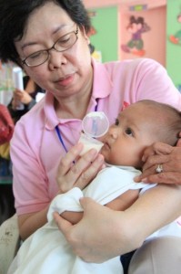 Dr. Ma. Asuncion Silvestre, a neonatologist of the University of the Philippines–Philippine General Hospital (UP-PGH) in Manila and chairperson of the Breastfeeding Committee and member of the Board of Trustee of the Philippine Society of Newborn Medicine helps pregnant women prepare for their first stages of labor and motherhood and infant feeding in emergencies at the Women-Friendly Space in New Bataan, Compostela Valley.