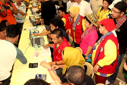 DSWD Sec. Dinky Soliman, DSWD ARMM Sec. Bainon Karon, DSWD ARMM Asec. Pombaen Kader, and Pantawid Pamilya National Project Manager Dir. Rodora Babaran observe the Biometric Payout in Upi, Maguindanao
