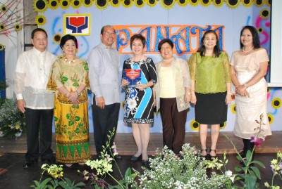 DSWD Secretary Dinky Soliman poses with Ma. Victoria Anonuevo, chief executive officer of Millennium Challenge Account-Philippines, an awardee of Salamat Po Award together with Budget Secretary Florencio Abad (3rd from left). Also in photo are members of the DSWD executive committee, namely: (from left): Undersecretary Mateo Montaño, Undesercretary Parisya Hasyim-Taradji, Assistant Secretary Ma. Chona David-Casis and Assistant Secretary Vilma Cabrera.