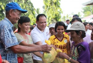 Barangay captain Fausto S. Libranza (first from left) of Barangay Gabi, Compostela town handed-over the relief goods to affected typhoon ‘Pablo’ victim. With him were Sylvia Lumigid (2nd from left) of Barug Katawhan, DSWD SMS Director Joel Espejo (3rd from left), and Barangay Kagawad Imee Castillo-Cubon (4th from left).