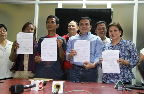 DSWD Assistant Secretary Camilo Gudmalin (2nd from right), DSWD Region XI Director Priscilla Razon (right) and leaders of Barug katawhan (left to right) Grace Curso and Karlos Trangia beam as they show the signed document detailing the agreements during the dialogue. DSWD-Social Marketing Director Joel Espejo (3rd from left) and Balsa Mindanao Representative Rev. Sarly Templado join them.