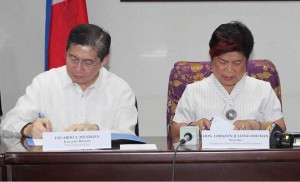 Secretary Dinky Soliman and Eduardo Mendoza, executive director of Tulay sa Pag-unlad, Inc., sign the memorandum of agreement for the implementation of sustainable livelihood program for Pantawid Pamilya beneficiaries