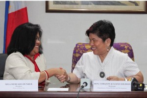Secretary Soliman and ASHI President Mila Mercado Bunker seal their agreement to help the poor.
