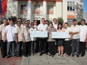 DSWD Director Priscilla N. Razon [5th from right] hands over to Davao City OIC administrator Atty. Zuleika Lopez (4th from right)) two checks amounting to P31,087,857.6 for the Supplementary Feeding Program of 13,329 day care children.
