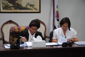Secretary Soliman and Ms. Angeles sign the MOU.