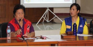 DSWD Secretary Corazon Juliano-Soliman (right) delivers her update on the relief assistance provided to evacuees while Zamboanga City Mayor Isabel Climaco-Salazar attentively listens during the Press Conferecne held yesterday at the Sangguniang Panglunsod of Zamboanga.