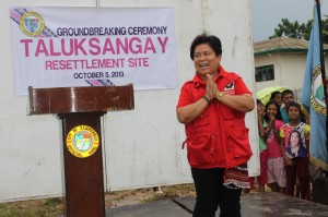Sec. Dinky assures evacuees in Taluksangay of the planned temporary shelter to be established in the area.