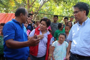 “Secretary Soliman and Secretary Roxas talk with Ezekiel Bahalya, the Barangay Captain of Katipunan, Bohol to check on the status of evacuees in the area.