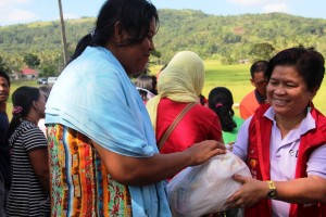 Social Welfare and Development Secretary Corazon Juliano-Soliman distributes relief goods to affected families in Carmen, Bohol.