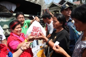 Secretary Soliman was in Jaen and Cabiao, Nueva Ejica to check on the condition of the families affected by 'Santi' and to lead in the relief distribution.