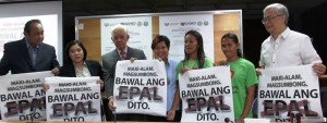 (From left) COMELEC Commissioners Lucenito N.Tagle and Grace M. Padaca, COMELEC Chairman Sixto Brillantes Jr., DSWD Secretary Dinky Soliman, Pantawid Pamilya beneficiaries Rodella Race and Mary Joy Gallido, and DILG Undersecretary Austere Panadero show the poster on the BAED Campaign urging politicians not to use the program in the barangay elections.