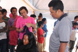 Sajid Ulama of TESDA supervising the trainees during the session on hair-cutting