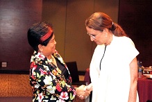 DSWD Secretary Dinky Soliman greets UN top official Rebeca Grynpan.