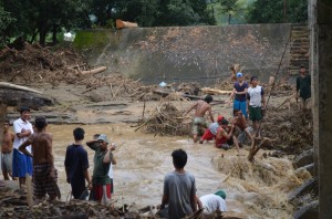 Affected residents of Purok 3  Manggahan, Subic, Zambales participating in the declogging of waterways and irrigation canals under the DSWD’s cash-for-work program.