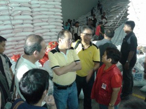 President Aquino is briefed by Secretary Soliman on the on-going relief operations in Eastern Visyas.