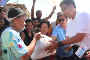  Social Welfare and Development (DSWD) Secretary Corazon Juliano Soliman and Interior and Local Government (DILG) Secretary Mar Roxas  hand over the millionth family food pack to  Nanay Adela Novio of Tolosa, Leyte.