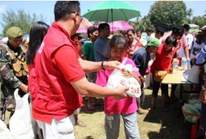 Ruben Boybanting, Regional Coordinator distributes relief goods to Loon folks