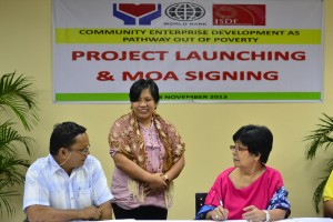Paracelis Mayor Gavino Bucok and DSWD Undersecretary Parisya Taradji chat over the details of the project.