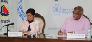 DSWD Secretary Corazon Juliano-Soliman and Praveen Agrawal, representative and country director of United Nations World Food Programme (UN-WFP) sign the Memorandum of Understanding to give additional cash grants to Pantawid Pamilya beneficiaries affected by Typhoon Yolanda.