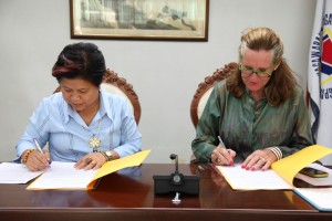 Sec. Soliman and UNICEF Rep. to the Philippines Angela Kearney sign the MOU on Emergency Unconditional Cash Transfer for vulnerable households in Eastern Visayas.