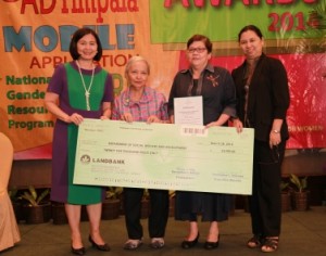 DSWD Usec. Villar receives the plaque and check from PCW Executive Director Emmeline Versoza and Chairperson Remedios Rikken. Also in photo is DSWD Director Gemma B. Gabuya.