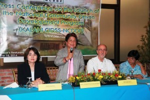 Secretary Corazon Juliano-Soliman (2nd from left) explains the concept of KALAHI CIDSS-NCDDP (KALAHI CIDSS-NCDDP) in today’s press conference. Also in photo are (from left) World Bank Acting Country Director Chiyo Kanda, Asian Development Bank Country Director Richard Bolt, and KC-NCDDP National Program Manager Benilda E. Redaja.