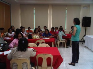 Celia Matea Flor of PILIPINA lectures on how to set up an anti-VAW Quick Response Team among parent-leaders from Sta. Catalina, Negros Oriental.
