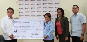 Sec. Soliman and Ambassador Wang present the check donation for survivors of Typhoon Yolanda.  Also in photo are DSWD Assistant Secretary Vilma Cabrera  and  Director Cezario Joel Espejo.