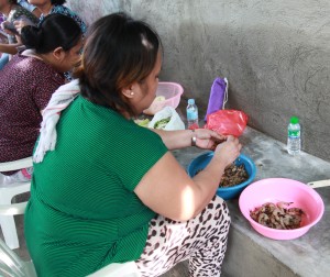 Volunteer-mothers prepare nutritious meals for their children.