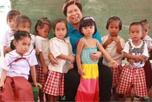 DSWD Secretary Corazon Juliano-Soliman with pre-school beneficiaries of the Supplementary Feeding program in Laua-an, Antique.