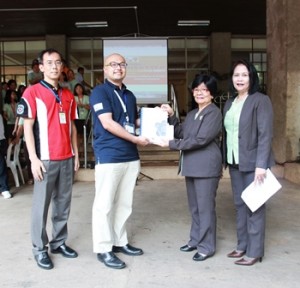 DSWD Usec. Taradji (second from right) receives the DRRM-CEP from JICA Project Formulation Advisor Hayato Nakamura (second from left). Witnessing the turn over are DSWD Assistant Secretary Vilma Cabrera and JICA Expert OCD Takaaki Kusakabe.