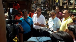 A GOVERNMENT AND PUBLIC PARTNERSHIP. DILG Secretary Manuel Roxas III and Pasay Mayor Tony Calixto (2nd from right) with Gildo Cajuntoy (left), one of the beneficiaries of Oplan LIKAS.
