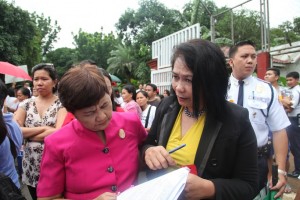 Asec. Cabrera (center) explains a point to the leaders of the demonstrators.