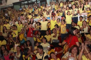 Pantawid Pamilya beneficiaries cheer while watching their fellow beneficiaries dance to the beat of the "Kaya ko ang Pagbabago" Campaign