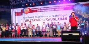 Sec. Soliman addressing the crowd and the Huwarang Pantawid Pamilya winners.
