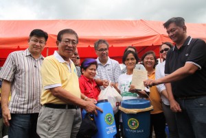 DSWD Sec. Soliman (center) with (from L-R) DENR Sec. Paje, DOH Sec. Ona, DILG Sec. Roxas turning over relief supplies to Elenita Olandes, one of the evacuees from Guinubatan, Albay. Witnessing the turn-over are Albay Governor Salceda and Guinubatan Mayor Ongjoco.