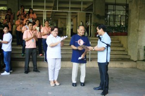 Edgardo Bauzon (center) receives a guarantee letter amounting to P20,000 from Mr. Roy Calfoforo of the DSWD to help him with his expenses in undergoing dialysis. Looking on is Edgardo’s wife, Fe.