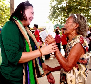 Lola Armina thanks DSWD-Field Office VI Director Evelyn Macapobre for the shelter assistance she received from DSWD.