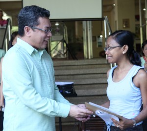 Assec. Jimenez hands over to Ella the guarantee letter for her dialysis treatment.