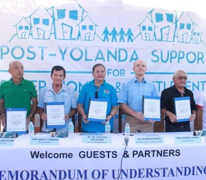 (From left) Roxas City Mayor Angel Alan Celino ; Estancia Mayor Rene Cordero; DSWD Regional Dir. Macapobre; Human Settlement Officer Bernhard Barth of UN-Habitat Regional Officer for Asia and the Pacific in Fukuoka, Japan; and, Gov. Victor Tanco of Capiz during the signing of the Memorandum of Understanding for the implementation of the shelter project.