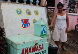 A resident from Barangay Ananong in Viga, Catanduanes expresses her gratitude to DSWD Kapit-Bisig Laban sa Kahirapan-Comprehensive and Integrated Delivery of Social Services (Kalahi-CIDSS) for their water system