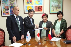 Sec. Soliman and Amb.Ishinawaka seal the partnership after the signing ceremony. With them are JICA Rep. Niwa and DSWD Undersecretary ParisyaTaradji.