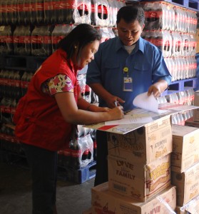 Josephine Belotindos, focal person for volunteers and donations, receives the donated food stuff for volunteers from Joel Sanchez, Officer- in- charge of SM Hypermart at Parkmall, Mandaue City.