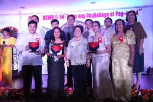 The winners of the Gawad Listahanan with Secretary Soliman, Assistant Secretary Rodolfo Santos (3rd from left, 2nd row) and Asec. Camilo Gudmalin (4th from left, 2nd row).