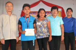 John Paul (2nd from left) presents his Certificate of Recognition for his excellent academic performance. The award was handed by MSU officials Dr. Proserpina Rojas (2nd from right), University Chancellor; and Dr. Gil Lumasag (left). Also in photo are Lucel Ambaic (center), mother of John Paul; and Cherrylou Acobo of DSWD-Field Office X.