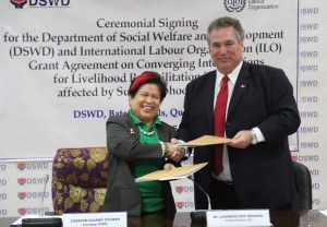 Secretary Soliman and ILO Country Director Lawrence Jeff Johnson seal their agreement to provide livelihood projects for Yolanda victims.