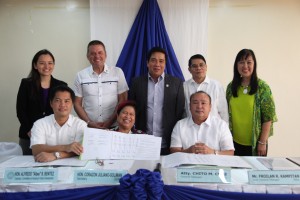 DSWD Secretary Dinky Soliman with Negros Occidental Congressman Alfredo Benitez (left) and NHA General Manager Chito Cruz (right) at the MOA signing for the Cash for Building Livelihood Assets (CBLA) Project.  Witnessing the signing are (back row from left to right) DSWD SLP Director Georgina Ann Hernandez, OFW Family Club Party-list Congressman Johnny Revilla,  AKO Bicol Party-list Congressman Rodel Batocabe, NHA Assistant General Manager Froilan Kampitan, and NHA Manager for Livelihood Evangeline Equipaje.