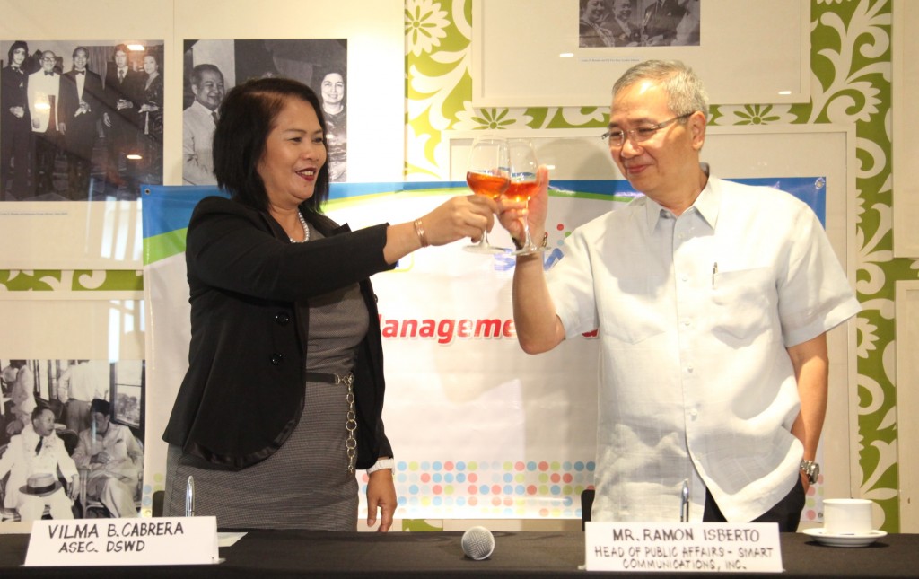 To further seal the partnership, DSWD Assistant Secretary Vilma B. Cabrera and Smart Communications Public Affairs Head Ramon Isberto lead the ceremonial toast in today’s agreement signing.
